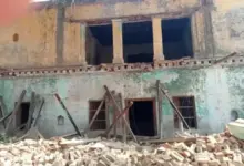 जेवर क्षेत्र के गांव नवादा में एक बारातघर की इमारत भर-भराकर नीचे गिर गई