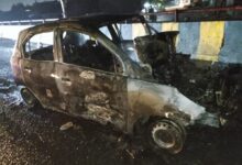 लोनी थाना क्षेत्र के बंथला फ्लाइओवर पर बुधवार देर रात एक चलती कार में आग लग गई