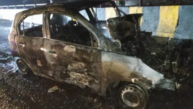लोनी थाना क्षेत्र के बंथला फ्लाइओवर पर बुधवार देर रात एक चलती कार में आग लग गई
