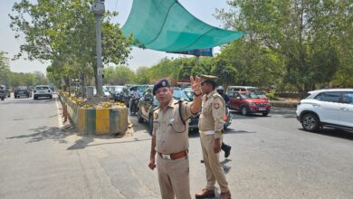 नोएडा में भीषण गर्मी से वाहन चालकों और ट्रैफिक पुलिस कर्मियों को राहत देने के लिए चौराहों और तिराहों पर लाल बत्ती के पास ग्रीन नेट की व्यवस्था की जा रही