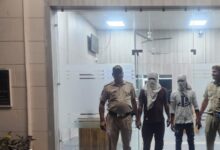 Delhi: प्रीत विहार पुलिस ने दो जुआरियों को किया गिरफ्तार, ताश के पत्ते और 4750 रुपए बरामद