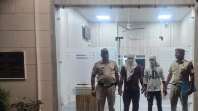 Delhi: प्रीत विहार पुलिस ने दो जुआरियों को किया गिरफ्तार, ताश के पत्ते और 4750 रुपए बरामद