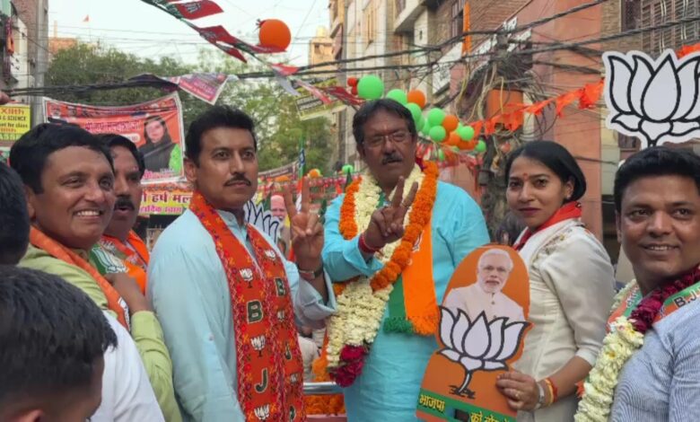 राजस्थान सरकार में मंत्री राजवर्धन सिंह राठौर ने कल्याणपुरी में हर्ष मल्होत्रा के साथ किया रोड़ शो