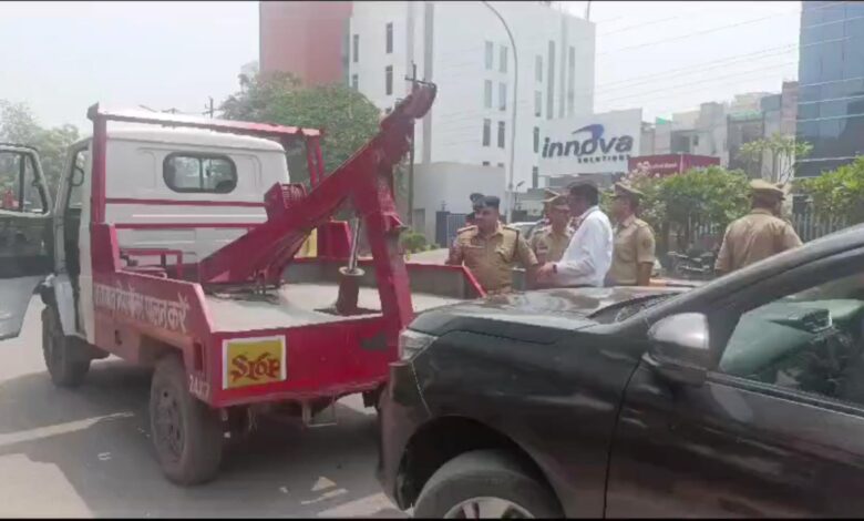Noida Police ने सेक्टर 126 थाना क्षेत्र में चलाया चेकिंग अभियान,ट्रैफिक नियमों को न मानने वालो के काटे चालान