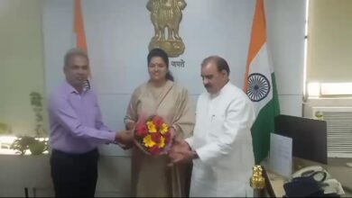 दिल्ली सरकार में OBC कमीशन के अध्यक्ष जगदीश यादव ने हॉकी वाली सरपंच नीरू यादव को सम्मानित किया