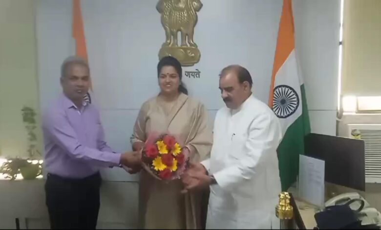 दिल्ली सरकार में OBC कमीशन के अध्यक्ष जगदीश यादव ने हॉकी वाली सरपंच नीरू यादव को सम्मानित किया