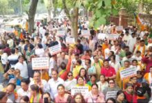 केजरीवाल के इस्तीफे की मांग करते हुए वीरेंद्र सचदेवा ने सैकड़ो कार्यकर्ताओं के साथ किया प्रदर्शन