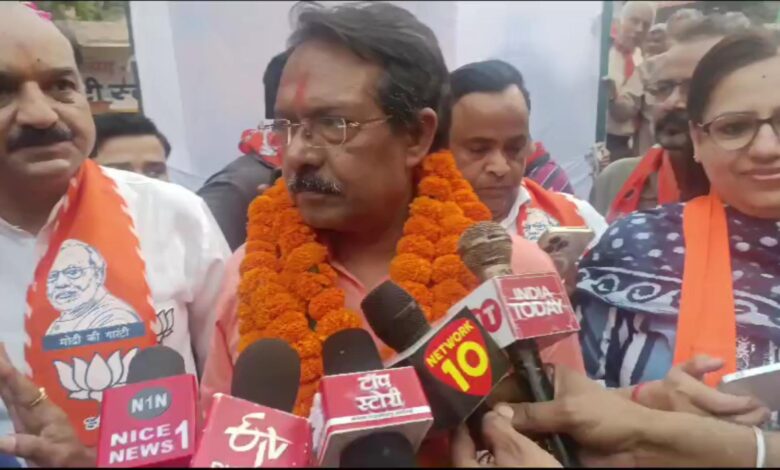 पूर्वी दिल्ली से BJP प्रत्याशी हर्ष मल्होत्रा ने पटपड़गंज इलाके में जनसंपर्क यात्रा कर लोगों से वोट देने की अपील की