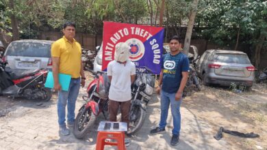 AATS की टीम ने त्रिलोकपूरी से एक बदमाश को किया गिरफ्तार, दो चोरी की बाइक और दो मोबाइल बरामद