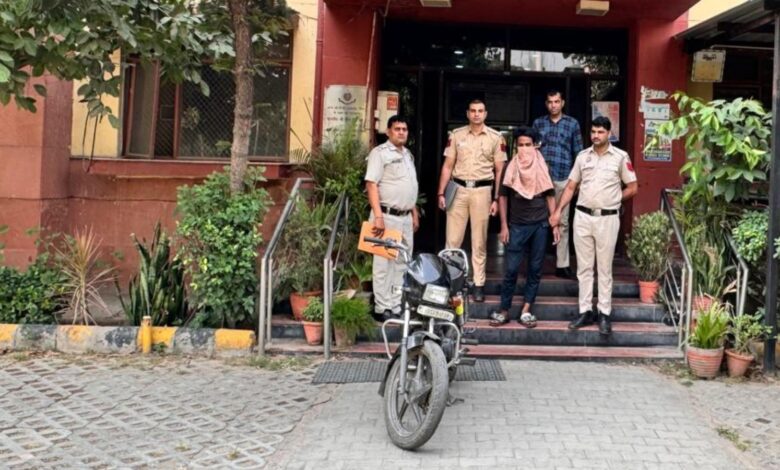 शाहदरा पुल‍िस ने जीटीबी एन्‍क्‍लेव से एक कुख्‍यात स्‍नैचर को क‍िया गिरफ्तार