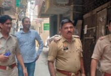 Noida: अमानतुल्लाह खान और बेटे की बढ़ी मुश्किलें, विधायक का करीबी दिल्ली से गिरफ्तार