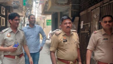 Noida: अमानतुल्लाह खान और बेटे की बढ़ी मुश्किलें, विधायक का करीबी दिल्ली से गिरफ्तार