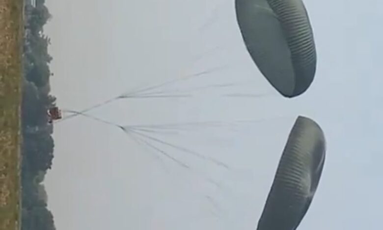 - भारतीय वायुसेना ने पैरा ट्रूपर्स ग्राउंड में डबल पैराशूट से उतारा पोर्टेबल हॉस्पिटल