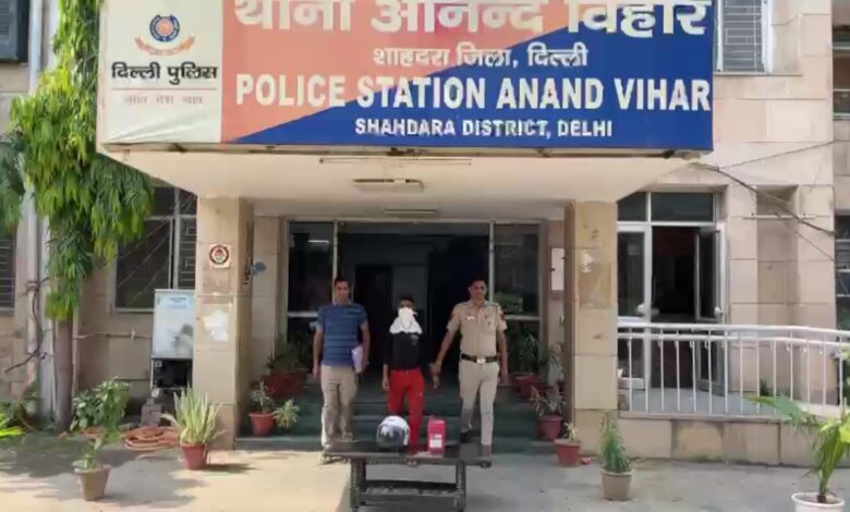 कारों से बैटरी चोरी कर बाजार में बेचने वाले चोर को आनंद व‍िहार थाना पुल‍िस ने किया गिरफ्तार