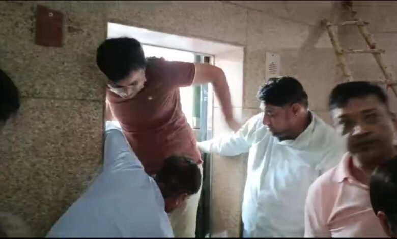 दिल्ली के आदित्य माल की लिफ्ट अचानक ख़राब, 10 से जायदा लोग आधे घण्टे तक फ़से रहे