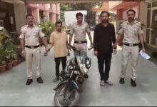 दिल्ली की कृष्णा नगर पुलिस ने दो सक्रिय ऑटोलिफ्टर पकड़े, एक दोपहिया वाहन बरामद
