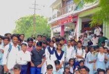 Noida: नोएडा में तीन छात्रों को दबंगों ने कार से रौंदा, एक की मौत, दो घायल, परिजनों ने सड़क जामकर किया हंगामा