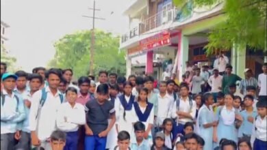 Noida: नोएडा में तीन छात्रों को दबंगों ने कार से रौंदा, एक की मौत, दो घायल, परिजनों ने सड़क जामकर किया हंगामा