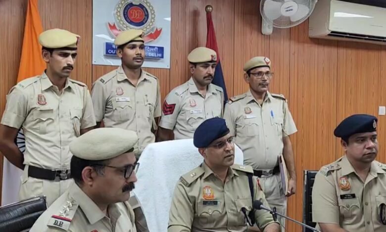 Delhi Crime: चोरी के वाहनों से अन्य झपटमारी की वारदात को अंजाम देने वाले दो वाहन चोर को पुलिस ने किया गिरफ्तार