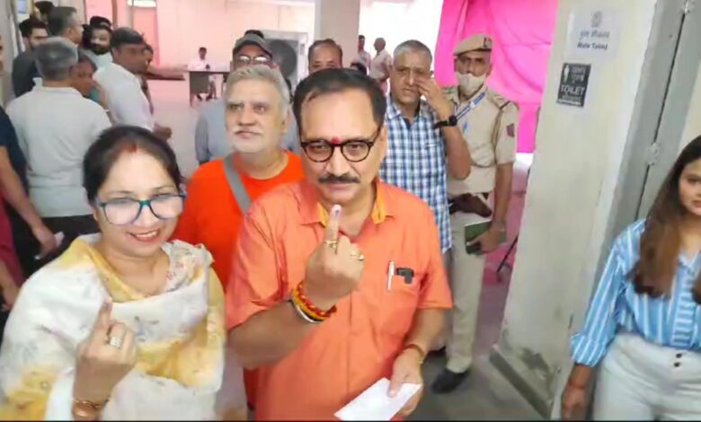 Delhi Loksabha Voting: वोटिंग के लिए दिल्ली भाजपा प्रदेश अध्यक्ष वीरेंद्र सचदेवा, बोले- सभी सात सीटों पर जीतेगी BJP