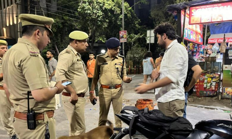 नोएडा पुलिस ने चलाया चेकिंग अभियान, भीड़-भाड़ वाले इलाकों में संदिग्ध वाहनों और लोगों को किया चेक