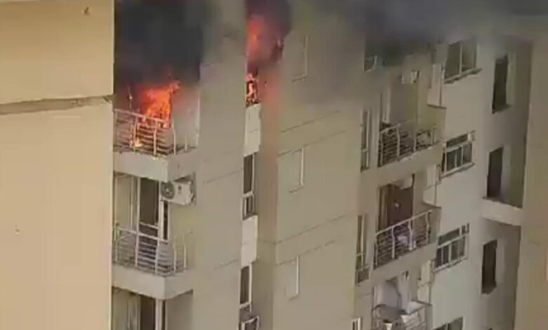 Noida Fire: नोएडा सेक्टर 100 की हाईराइज सोसाइटी में AC फटा, कई फ्लैट आग की चपेट में