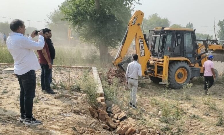 ग्रेटर नोएडा प्राधिकरण की अधिसूचित जमीन पर अवैध कब्जे को प्राधिकरण के द्वारा लगातार ध्वस्त किया जा रहा