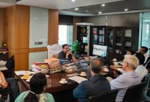 बिल्डर परियोजनाओं में फ्लैट खरीदारों के नाम जल्द रजिस्ट्री कराने के मकसद से ग्रेटर नोएडा प्राधिकरण के सीईओ एनजी रवि कुमार ने बुधवार को क्रेडाई के साथ बैठक की