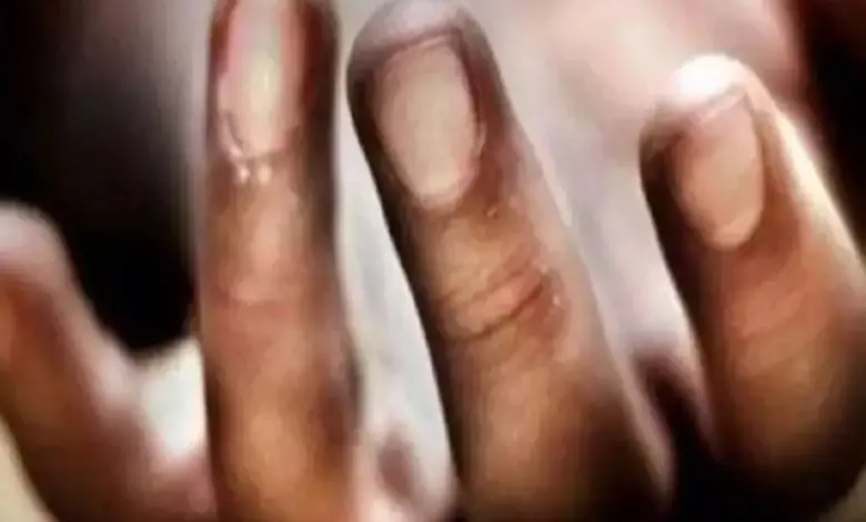 थाना सेक्टर 24 क्षेत्र के सेक्टर 33 में रहने वाली एक विवाहिता ने गुरुवार रात को अपने घर पर पंखे से फंदा लगाकर आत्महत्या कर लिया है