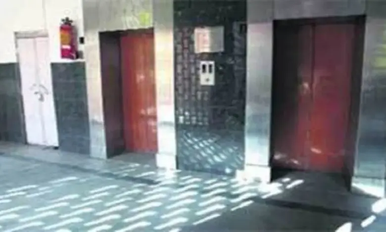 नीलकंठ प्लाजा में 30 मिनट तक फंसे रहे दो लोग