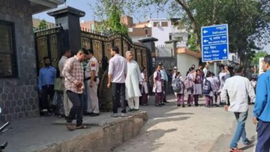 दिल्ली और नोएडा के 100 से अधिक स्कूलों में बमों की मिली धमकी ने बुधवार को सनसनी मचा दी