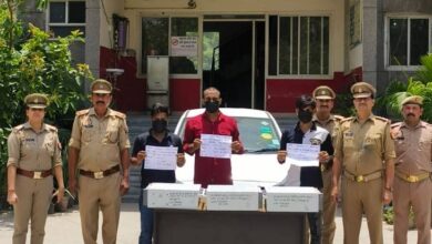 डीसीपी क्राइम शक्ति अवस्थी ने बताया कि थाना फेस 3 पुलिस और स्वाट 2 टीम ने मामूरा चौक से तीन लोगों को गिरफ्तार किया है। इनकी पहचान नितिन कुमार, आकाश और सागर के रूप में हुई है