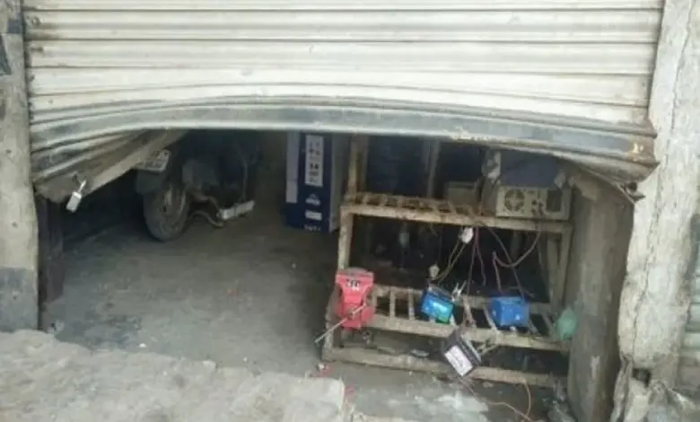लोनी क्षेत्र के इंदिरा एन्क्लेव में मेट्रो पिलर नंबर 36 के सामने दुकान का शटर उखाड़कर चोरों ने 32 बैटरियां चोरी कर लीं