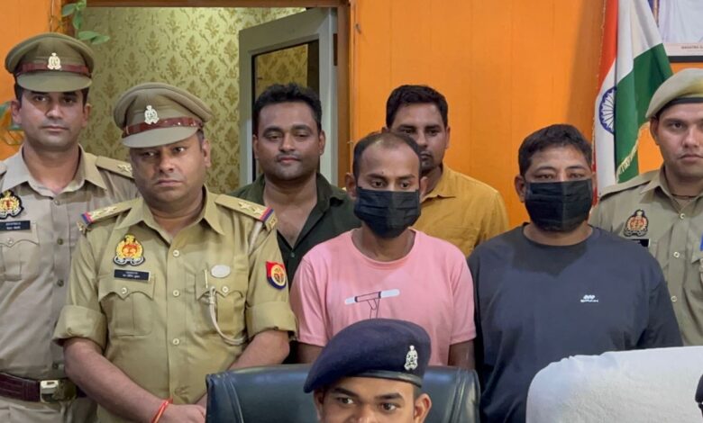 नॉलेज पार्क पुलिस ने कारों के शीशे तोड़कर मोबाइल, लैपटॉप और अन्य सामान चोरी करने वाले गिरोह का बुधवार को पर्दाफाश किया। पुलिस ने गिरोह के सरगना समेत दो बदमाशों को गिरफ्तार कर उनकी निशानदेही पर एक कार, 43 मोबाइल, चार लैपटॉप और एक तमंचा बरामद किया।