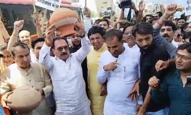 Delhi BJP Protest: वीरेंद्र सचदेवा के नेतृत्व में केजरीवाल सरकार के ख़िलाफ़ दिल्ली भाजपा का लक्ष्मी नगर में प्रदर्शन