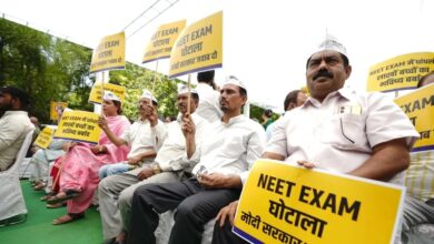 NEET परीक्षा विवाद के बीच AAP ने जंतर-मंतर पर केंद्र के खिलाफ किया विरोध प्रदर्शन