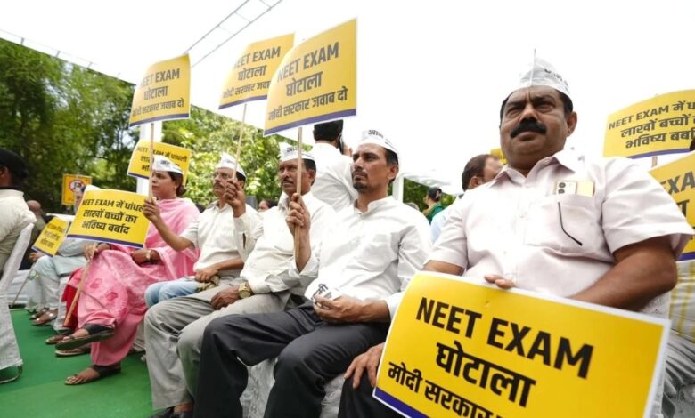 NEET परीक्षा विवाद के बीच AAP ने जंतर-मंतर पर केंद्र के खिलाफ किया विरोध प्रदर्शन