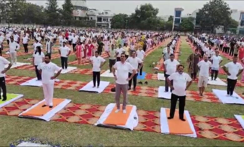 International Yoga Day: बुलन्दशहर में योग दिवस समारोह पर उमड़ी भीड़, दीर्घायु के लिए किया अभ्यास