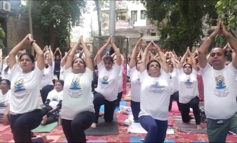 International Yoga Day पूर्वी दिल्ली के शकरपुर इलाके के गणेश नगर में मनाया गया योग दिवस Top Story