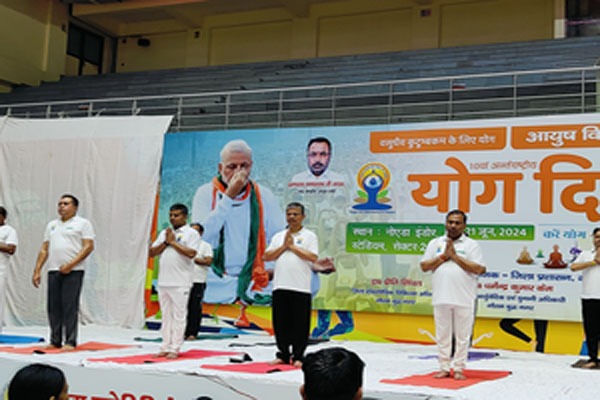 International Yoga Day: नोएडा स्टेडियम में सांसद महेश शर्मा और राज्यमंत्री ब्रजेश सिंह ने किया योग