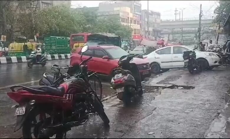 Delhi Rain: दिल्ली-एनसीआर में राहत के बादल बरसे, लोगों ने गीत गाकर अपनी खुशी जाहिर की | Top Story