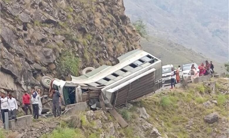 Shimla Bus Accident: शिमला में बड़ा हादसा, खाई में गिरी बस, ड्राइवर सहित चार की मौत, कई घायल