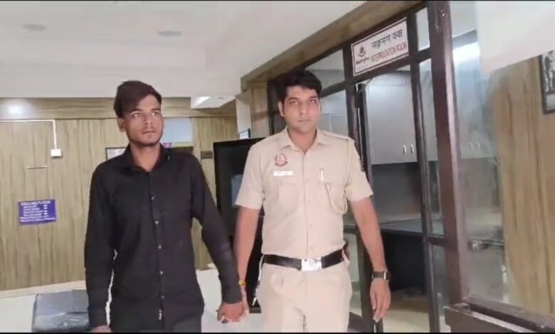 कृष्णा नगर थाना पुलिस ने सक्रिय एक स्नैचर को किया गिरफ्तार, छीना हुआ कैश और पीड़ित का आईडी कार्ड बरामद