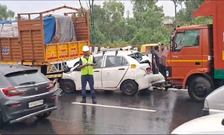 पूर्वी दिल्ली के नेशनल हाईवे पर कार का एक्सीडेंट लगा लंबा जाम कई किलोमीटर तक लगा जाम