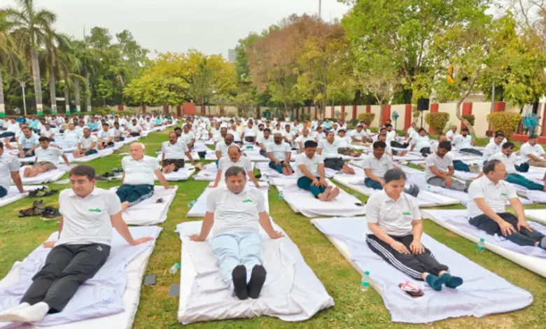 अंतर्राष्ट्रीय योग दिवस के अवसर पर नोएडा प्राधिकरण ने एक भव्य योग सत्र का आयोजन किया