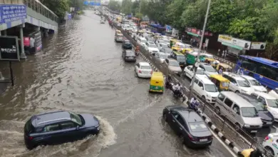 नॉलेज पार्क मेट्रो स्टेशन अंडरपास में कई फुट पानी जमा होने पर इधर से होकर जाने वाले लोग काफी परेशान हुए। इस रूट पर ट्रैफिक का काफी दबाव रहता है। इसके कारण वाहन चालकों को दिक्कत हुई।