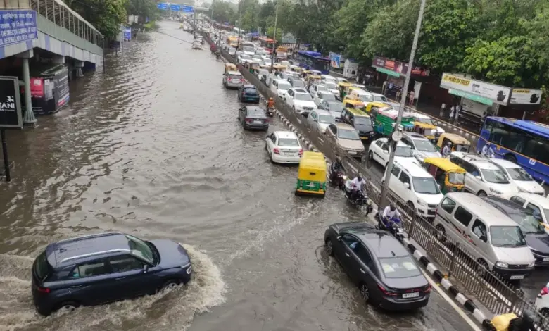 नॉलेज पार्क मेट्रो स्टेशन अंडरपास में कई फुट पानी जमा होने पर इधर से होकर जाने वाले लोग काफी परेशान हुए। इस रूट पर ट्रैफिक का काफी दबाव रहता है। इसके कारण वाहन चालकों को दिक्कत हुई।