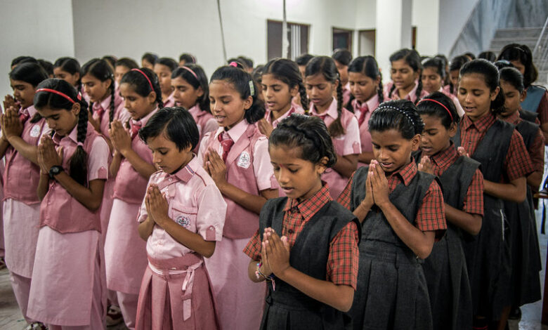 बेसिक शिक्षा परिषद द्वारा संचालित प्राथमिक एवं जूनियर स्कूलों में प्रार्थना सभाओं की फोटो भेजना अनिवार्य कर दिया गया है।