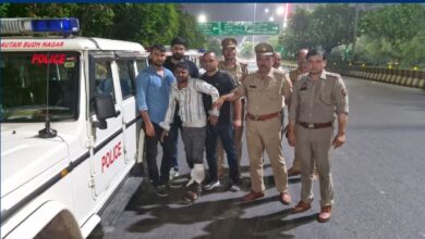 सेक्टर-24 थाना प्रभारी ध्रुव भूषण दुबे ने बताया कि पुलिस टीम गांव चौड़ा स्थित सेक्टर-12/22 के पास बुधवार देर रात चेकिंग कर रही थी, तभी एक व्यक्ति काले रंग की बाइक पर आता दिखाई दिया