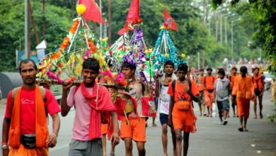 भगवान शिव के अभिषेक के लिए श्रद्धालु दूर-दूर से जल लेने आते हैं। इसके चलते सड़कों पर कांवड़ियों के जत्थे देखे जा सकते हैं